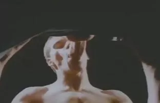 XXX माणूस हस्तक्षेप मध्ये स्त्रीचा चिद्रांमधे हात घालणे sprugi आणि भरलेल्या तिच्या तोंडात कम सह