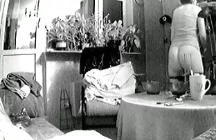 XXX गोंडस स्त्री Fucks एक केसाळ माणूस