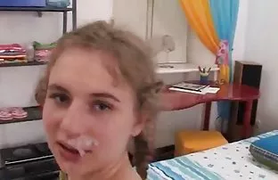XXX लिसा स्वयंपाकघर मध्ये मिळविण्यासाठी प्रयत्न त्याच्या सर्वात erogenous बिंदू