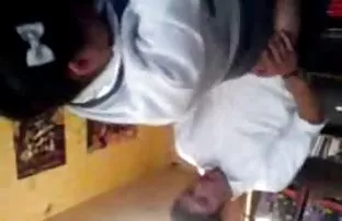 XXX माणूस Fucks त्याची मुलगी सह, एक धनुष्य बाथरूम मध्ये