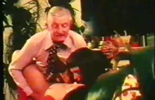 XXX उठावदार उरोज असलेला कोल्ही शरण एजंट पैसे