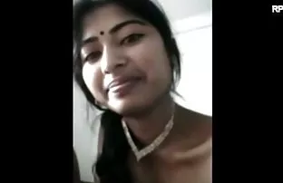 XXX समलिंगी संबंध ठेवणारी स्त्री आनंददायक गोष्टीची मेजवानी करून पूल