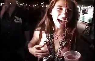 XXX रशियन सौंदर्य चोंदलेले एक हात योनी मध्ये