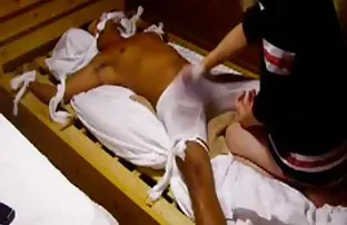 XXX माणूस तिच्या मांजर मध्ये poked आणि ती वर उडी मारली टोक