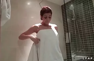 XXX मुले एक उत्तम नोकरी केली बेडरूममध्ये त्याच्या झोपलेला मित्र