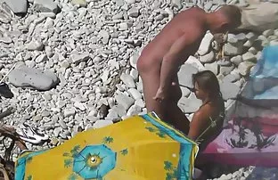 XXX समलिंगी संबंध ठेवणारी स्त्री लिंग नंतर परिधान चड्डी वर त्याच्या डोक्यावर