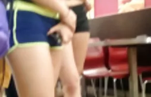 XXX सोनेरी केस व गोरी त्वचा परिधान पॅंटी होज caresses पुच्ची