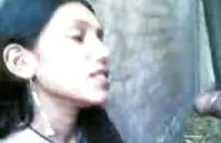 XXX छळ घेतला शक्ती आणि Fucks मजला वर एक नाजूक फूल