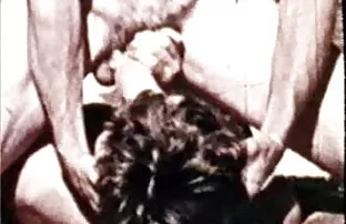 XXX माणूस Fucks त्याची मैत्रीण आणि तिच्या आई दुर्गुणी