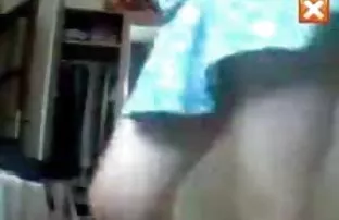 XXX दाट तपकिरी रंगाचा केसाची व्यक्ती वाहत्या twat खंडपीठ वर बसलेला तिचा पती