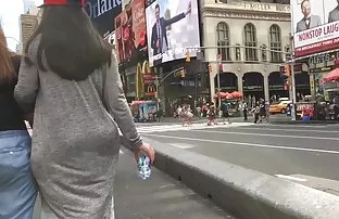 XXX प्रवासी म्हणून कधी शूज मध्ये peeing