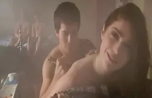 XXX तरुण मनुष्य फार तसेच आणले दोन मुली