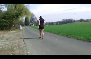 XXX दोन समलिंगी संबंध ठेवणारी स्त्री, मुलगी एकमेकांना संभोग वर एक पिवळा चेअर