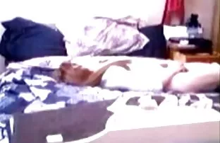 XXX स्त्रीचा चिद्रांमधे हात घालणे आणि लिंग अगं दाट तपकिरी रंगाचा केसाची व्यक्ती
