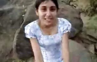 XXX मुलगी लहान चड्डी चालणे भुयारी रेल्वे अनवाणी