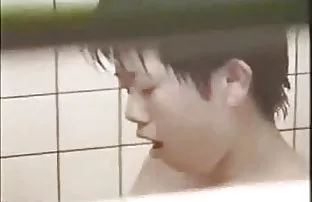 XXX सोनेरी केस व गोरी त्वचा दाखवते तिच्या नग्न शरीर आणि Fucks येथे घडवणे