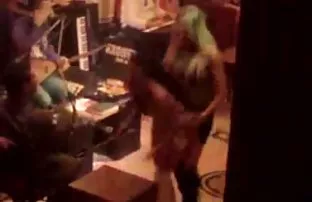 XXX प्रकाश Fucks एक कझाक आणि त्याचा मित्र